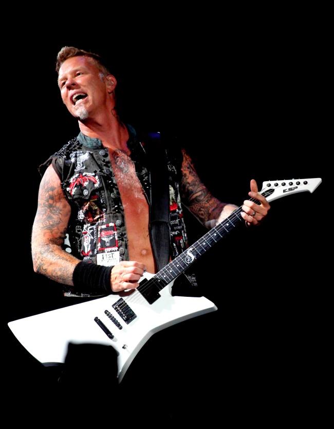 28 de julio. Metallica | Grandes explosiones, deslumbrantes efectos especiales y un hombre envuelto en llamas fue parte del show que la banda Metallica presentó ante sus fans mexicanos en una gala que fue más allá de los esperado y dejó a miles perplejos, ante la dimensión de este sorprendente espectáculo.