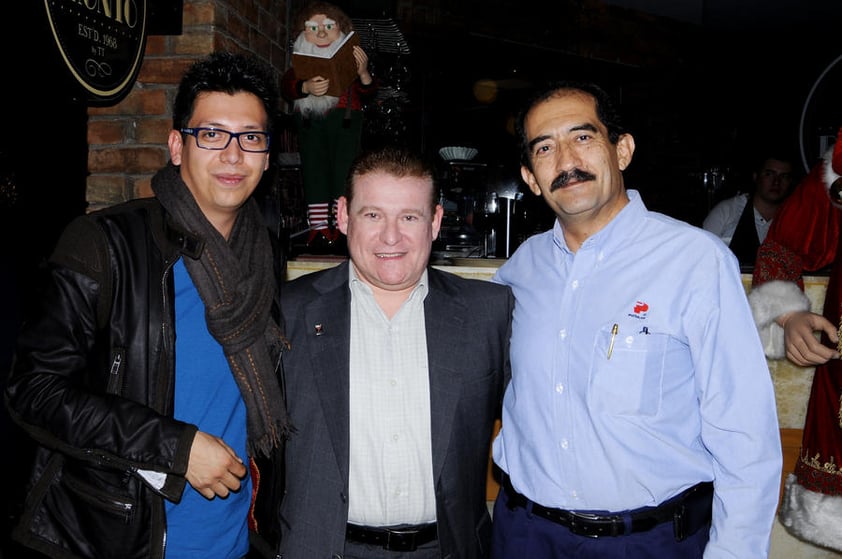 ISAAC Pineda Damniàn, director de la Escuela de Joyería del Tec de Monterrey;  Víctor Sabido, diseñador y padrino de generación; y Alejandro Fernández