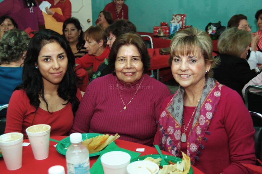 13122012 EN POSADA, Alejandra, Rosy y Rocío.