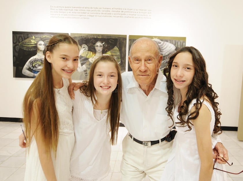 EN FAMILIA. Don Rafael en compañia de sus nietas Ivanna, Aitana y Luciana.