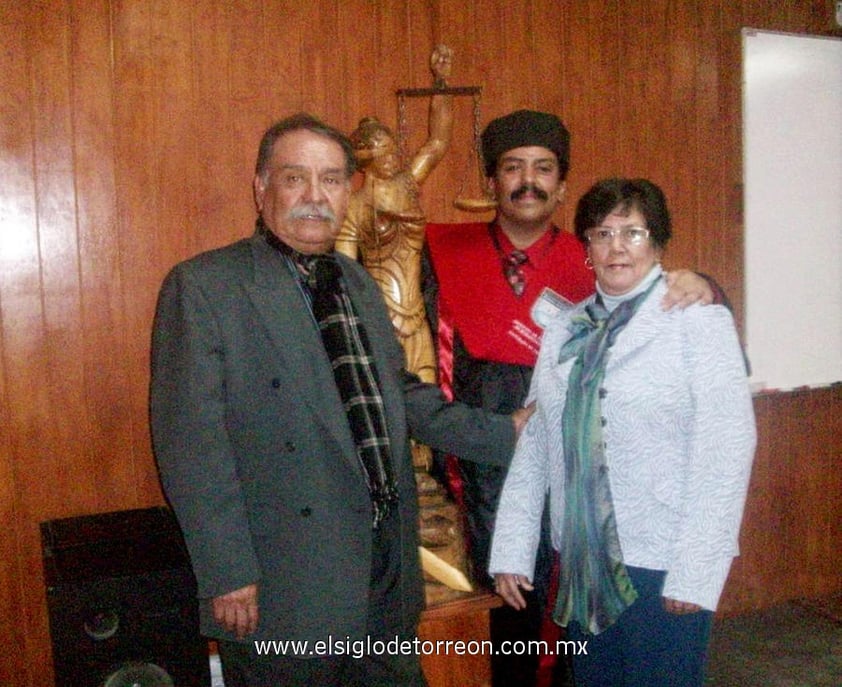 16122012 EL DR. RICARDO  Rodríguez Reza en compañía de sus señores padres don Benito Rodí­guez Rangel y doña Ricarda Reza de Rodríguez.