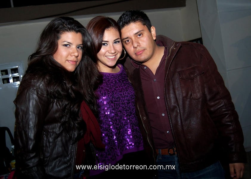 16122012 EN UNA FIESTA.  Xóchitl, Ariatne y Aldo.