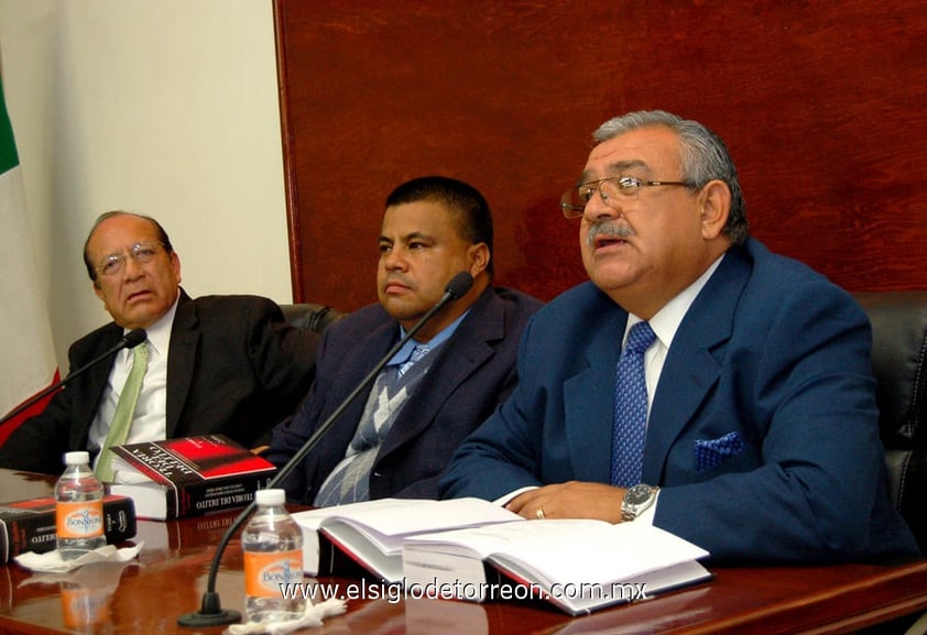 16122012 LIC.  César Obed Flores Martínez con los presentadores maestros en Derecho José Óscar MejÃ­a Robledo y Ricardo Sánchez Reyes.