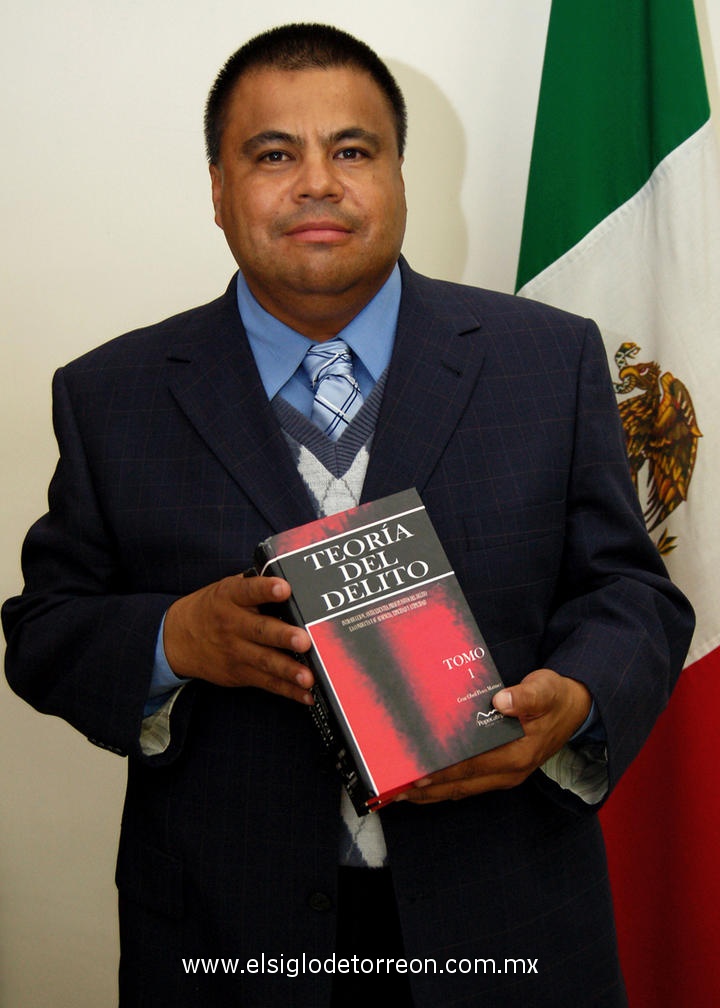 16122012 LIC.  César Obed Flores Martínez en la presentación de su libro.