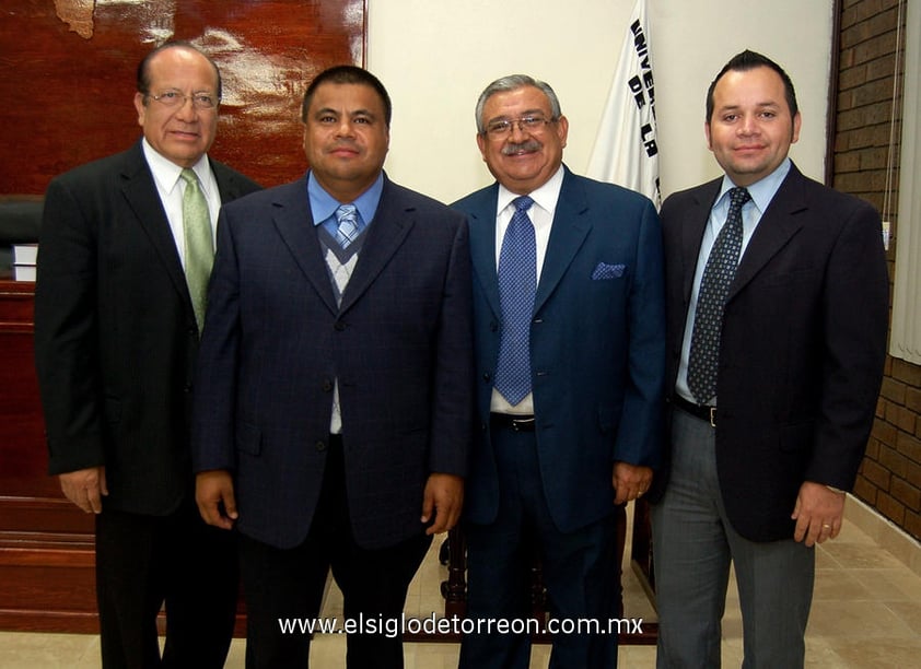 16122012 LIC.  César Obed con algunos de los asistentes al evento.