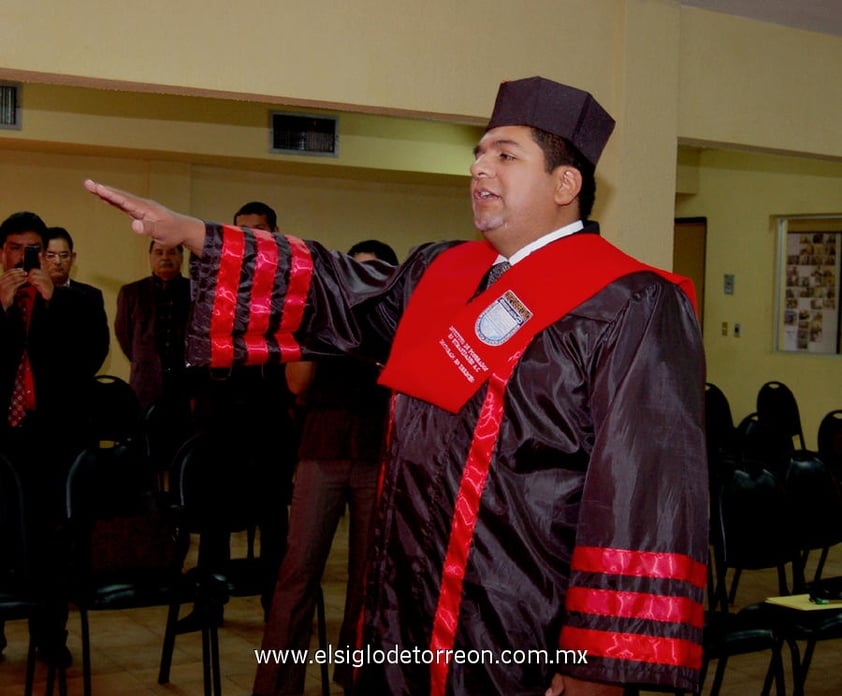 16122012 TOMANDO PROTESTA  protocolaria de estilo fue investido Doctor en Derecho el Juez Juan Rafael Carrillo Ã