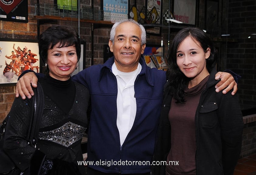 17122012 VERÓNICA  Castellanos, Valeria Castellanos y Miros Frayre.