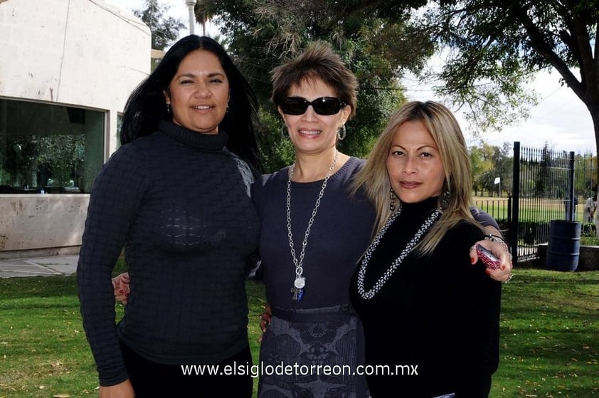 19122012 EN POSADA.  Adriana, Rocío y Lupita.