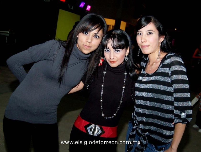 19122012 EN POSADA.  Mary, Darlen y Norma.