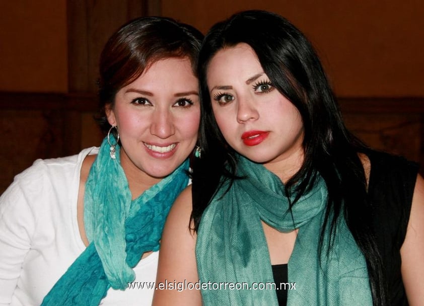 19122012 EN PRENUPCIAL.  Perla Navarro y Gaby Segovia.