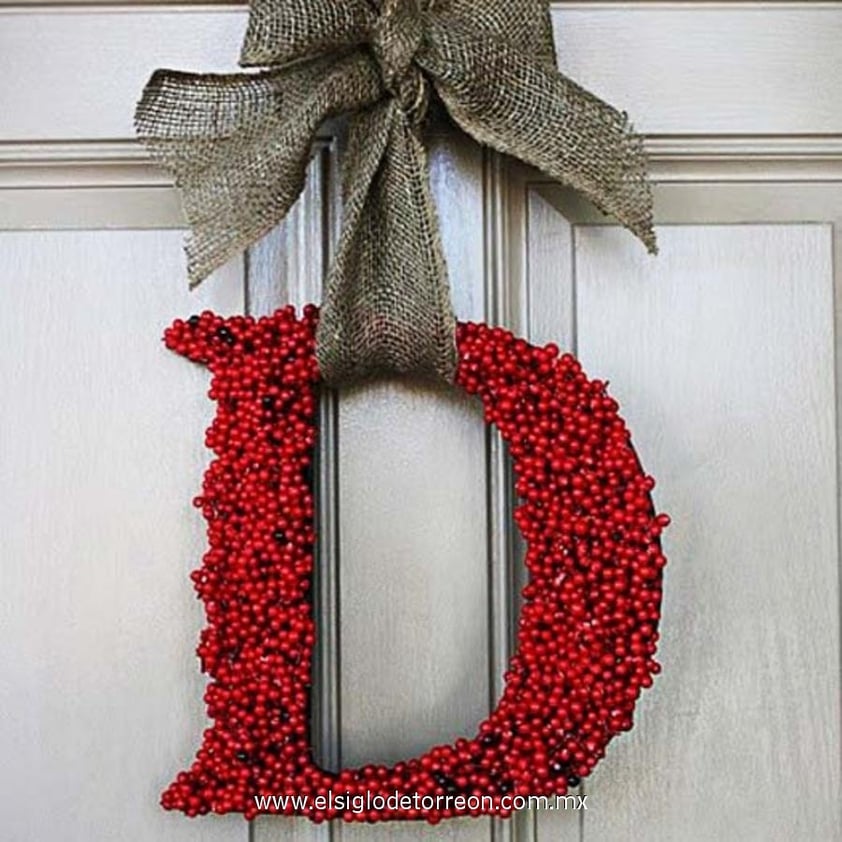 21122012 OTRA FORMA  de decorar la puerta es personalizándola con simples adornos, es decir: puede colocarse un mensaje como PAZ con letras confeccionadas en anime y decoradas con botones, flores, hojas navideñas, etcétera. También podría colgarse sencillamente la inicial de la familia que habita en la casa. Recuerde que si se decide por la última opción, el decorado debe ser con los colores de la Navidad (rojo, verde, blanco, dorado) para que no se confunda con otro motivo. El toque final podría ser el lazo con el que se cuelga la primera letra. Puede unir la palabra con cadenas o cintas doradas.