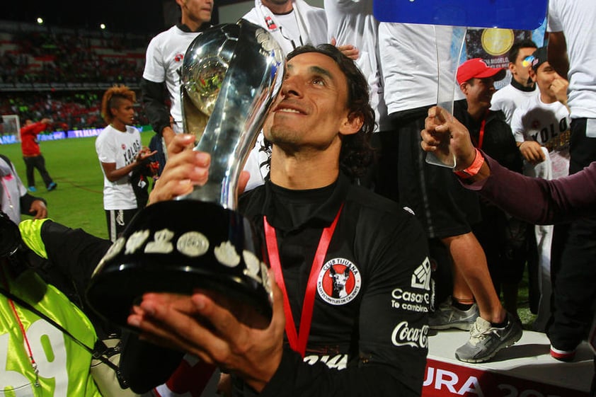 DICIEMBRE. Xolos de Tijuana campeones | del Apertura 2012
Se enfrentaban en la final los dos mejores equipos durante todo el torneo, Tijuana ganó la Ida en su casa 2-1, y en la Vuelta, los Xolos demostraban que eran los mejores venciendo 0-2 a los Diablos Rojos en Toluca, para un global de 4-1, y así los de Tijuana levantaban el primer título de su historia.