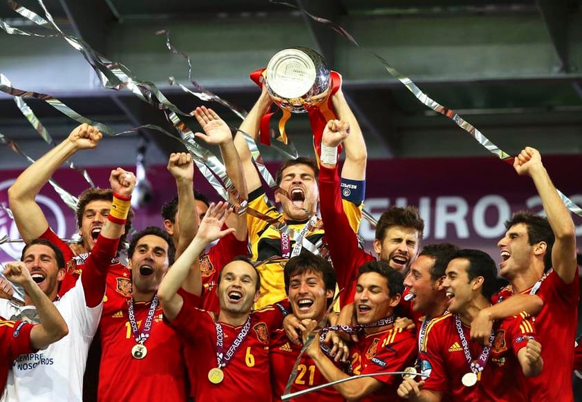 JULIO. España Campeón de la Euro 2012 |
España conseguía la ‘triple corona’, vencía a la selección de Italia con una goleada de 4-0, con tantos de David Silva, Jordi Alba, Fernando Torres y Juan Mata, para levantar la Eurocopa en Kiev.