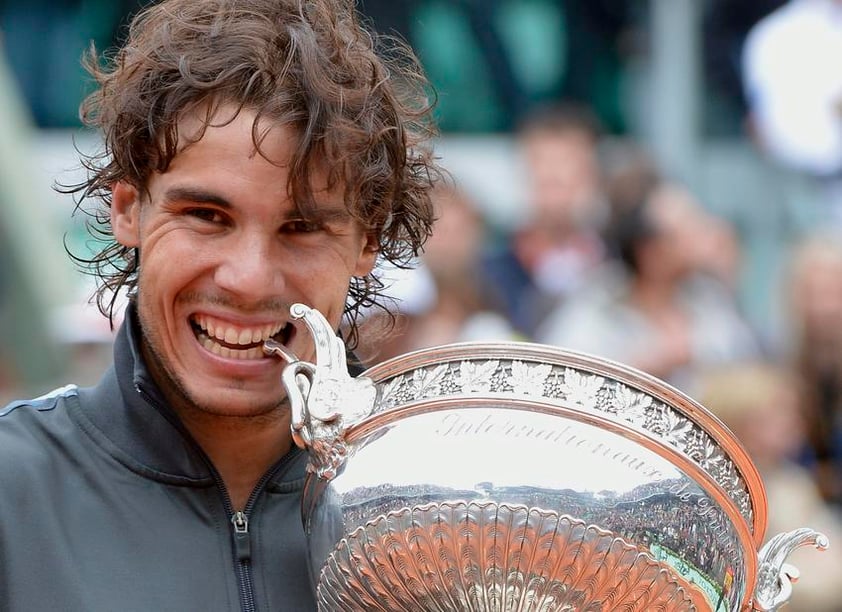 JUNIO. Nadal gana Roland Garros |
El segundo Grand Slam del año se jugaba en París, la tierra batida de Roland Garros. Se volvían a ver las caras Rafael Nadal y Novak Djokovic en la rama varonil, esta vez el español se llevaba el campeonato. En la rama femenil Maria Sharapova levantaba el título tras vencer a Sara Errani.