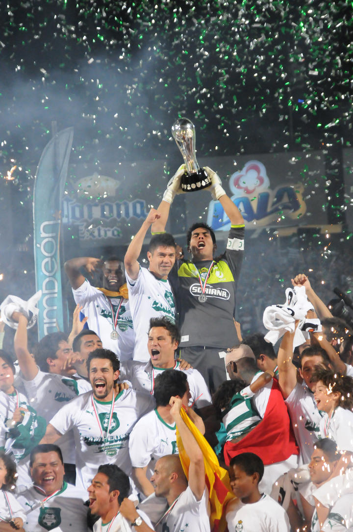 MAYO. Santos Laguna campeón del Clausura 2012 |
La revancha para Santos llegaría pronto, se enfrentaban a Rayados ahora en la final del Clausura 2012. Con Oribe Peralta en su mejor momento y anotando dos goles, los Guerreros lograban su cuarto campeonato al ganar por un global de 3-2 a los de Monterrey.