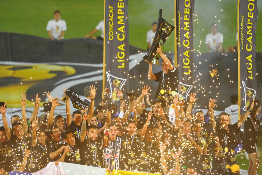 ABRIL.  Monterrey campeón de la Concachampions |
Los Rayados de Monterrey llegaban al Estadio Corona en busca del bicampeonato en la Liga de Campeones de la Concacaf, los regios habían vencido 2-0 al Santos Laguna en la Ida, y en la Vuelta, Cardozo sentenciaba un global de 3-2 a favor de Monterrey.