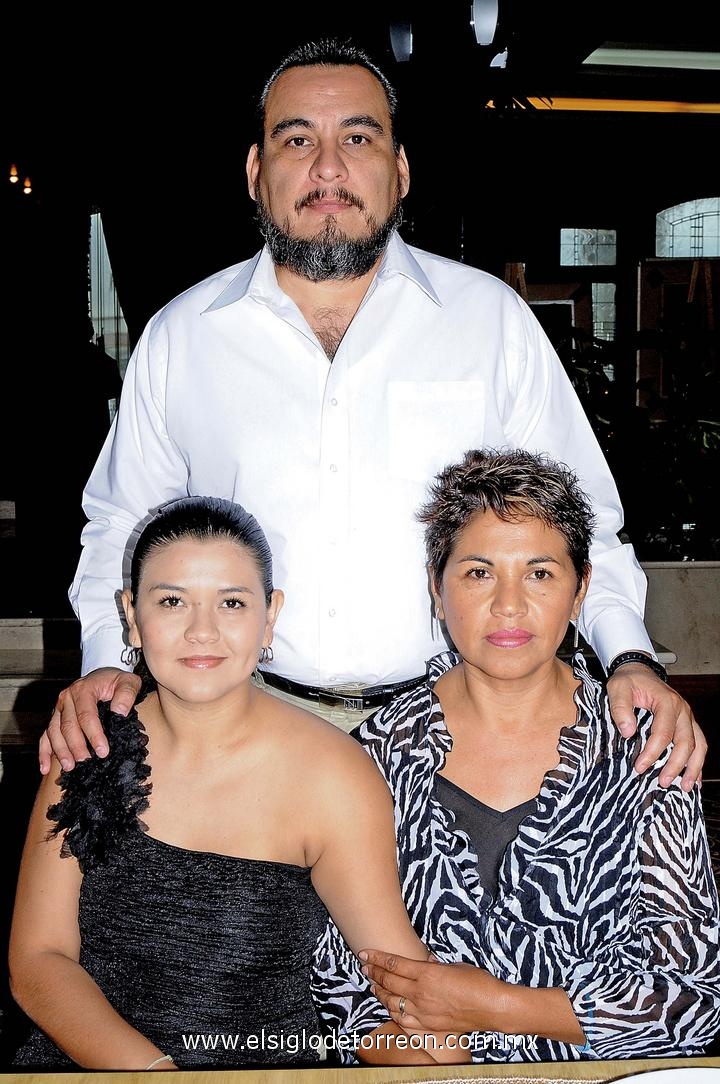 23122012 SERGIO  Gómez, Perla Vargas y Angélica Campos.