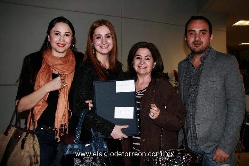 23122012 CIERRE DE CURSOS.  Alma, Silvia, Silvia y Enrique.