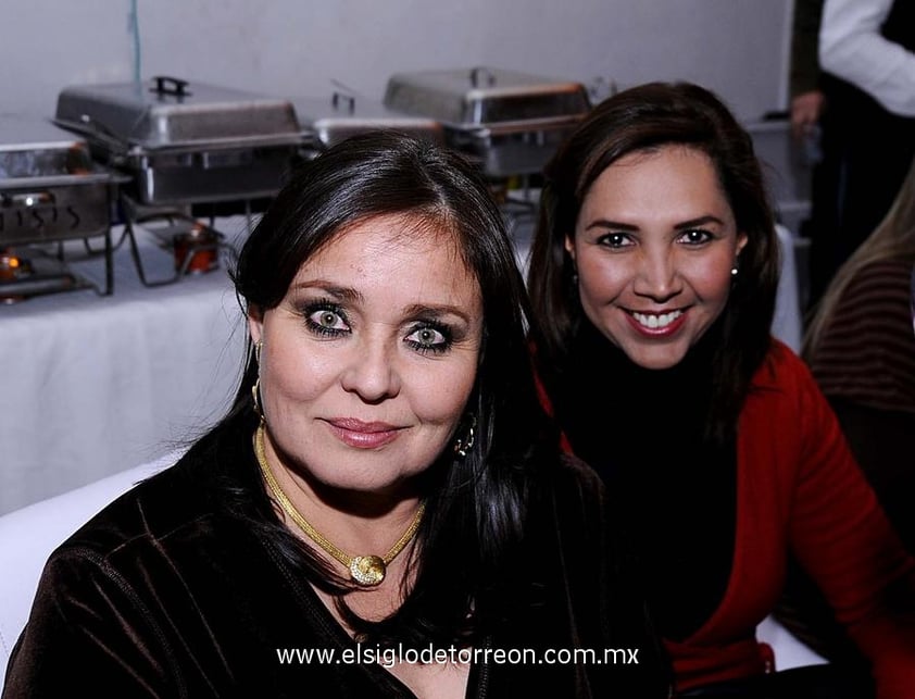 25122012 EN INAUGURACIóN.  Araceli y Claudia.