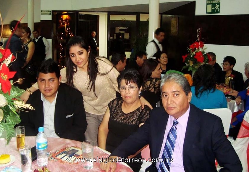 25122012 EN POSADA.  Tomás Enríquez, Linda de Enríquez, Alejandra Enríquez Sermeño y Tomás Enríquez Sermeño.