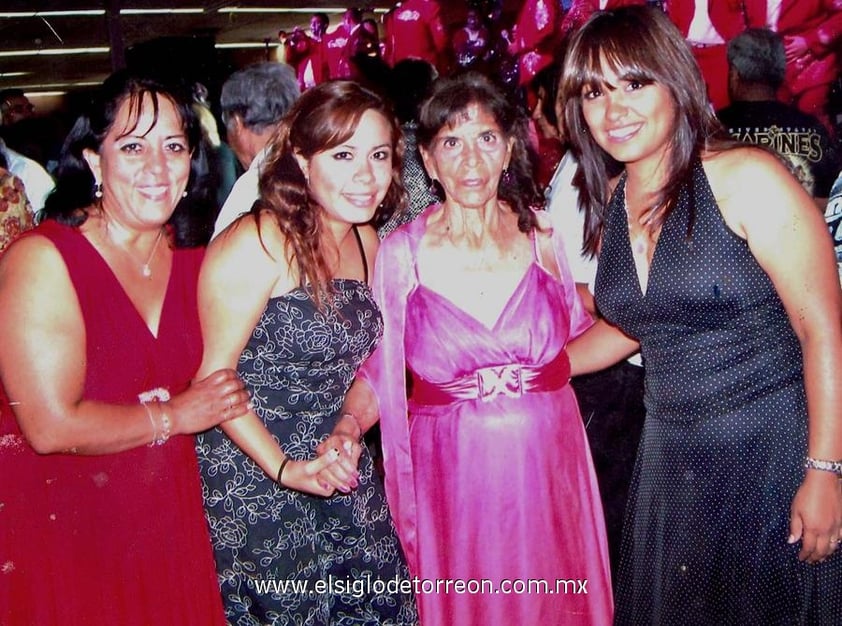 25122012 EN FESTEJO.  Patricia Alanís García, Cindy García, Rosario García y Martha Alanís Castellanos.