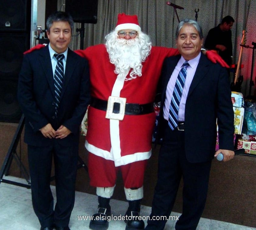 25122012 FESTEJO.  Tomás Enríquez Guzmán y Gerardo Miguel Lara González celebrando las fiestas navideñas.