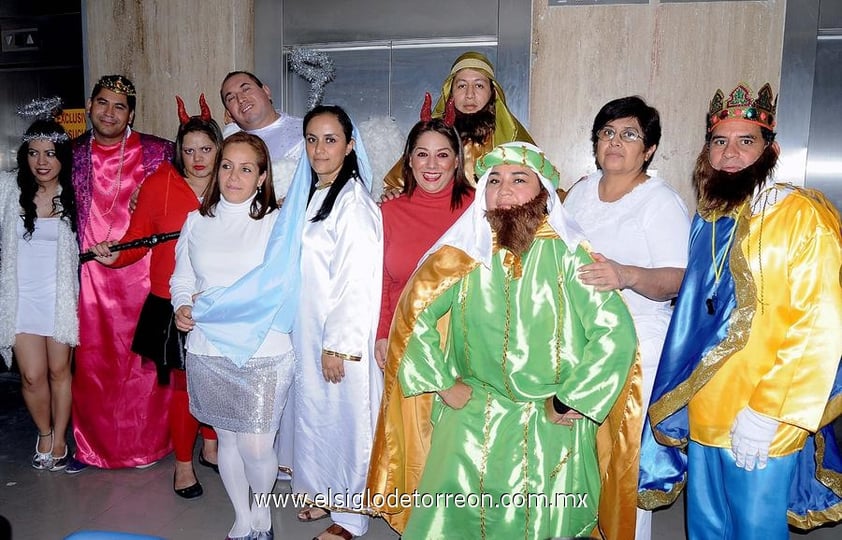 23122012 GRUPO  de organizadores de la posada, dirigidos por estudiantes de nutrición.