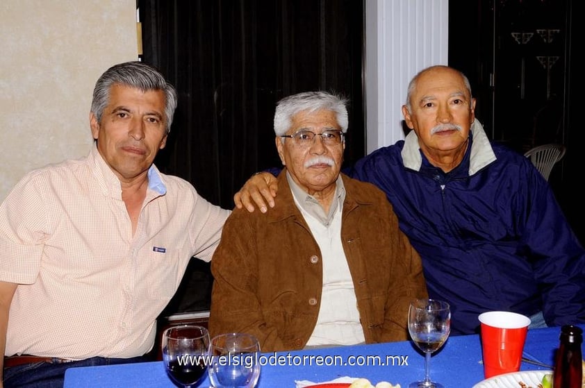 24122012 POSADA.  Juan José Núñez, Juan Flores y Cuauhtémoc Herrera.