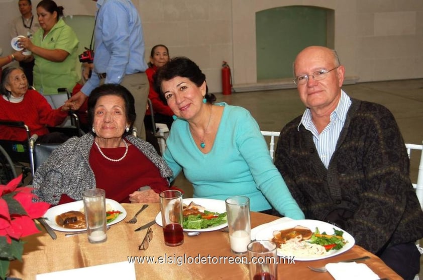 24122012 POSADA.  Angélica, Angélica y Arnoldo.