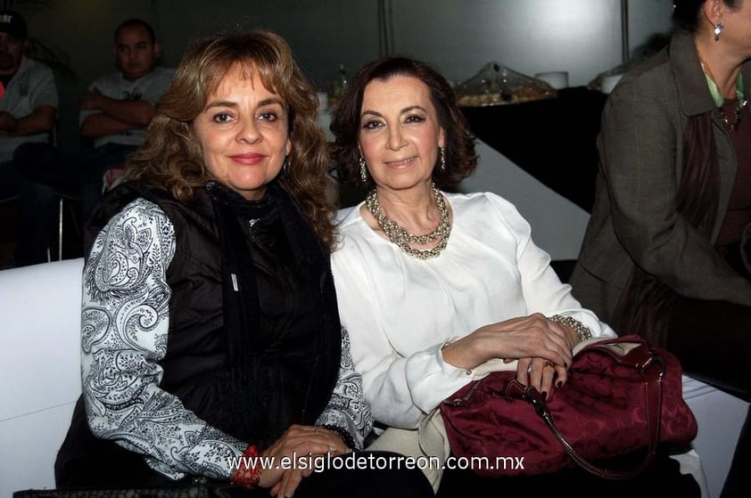 23122012 FASHION SHOW.   Miriam y Laura.