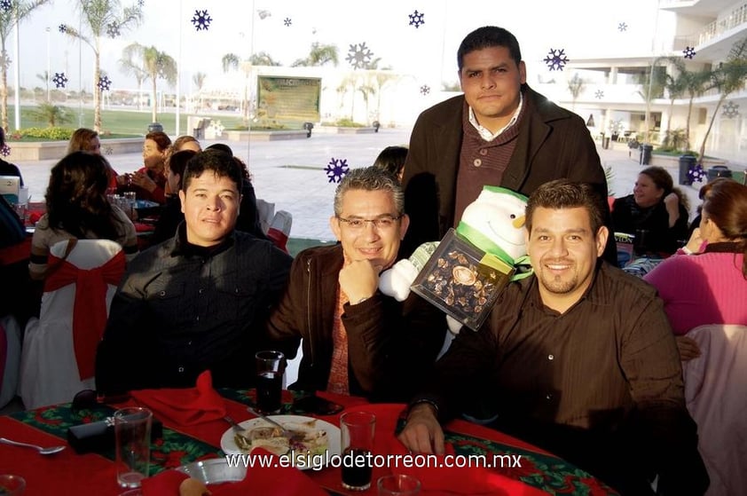 24122012 POSADA.  Rodolfo, Víctor, Oswaldo y Jair.