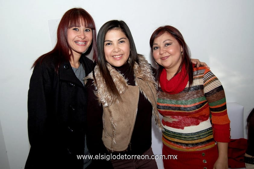 29122012 TERE  Martínez, Karem Ayala y Wendy Saldierna.