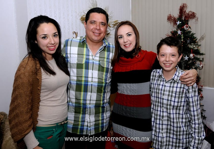 28122012 CARLOS  Alberto y Marcia acompañados de sus hijos Luisa Fernanda y Luis Carlos.