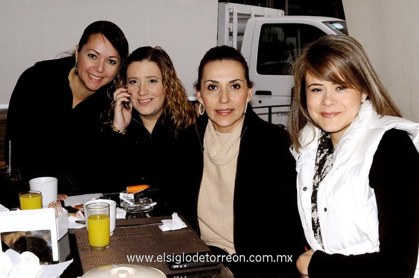 30122012 SILVIA,  Elvia, María Luisa y Carmen.