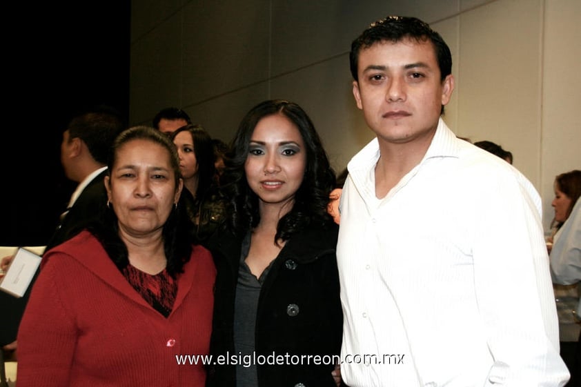 28122012 CIERRE DE CURSOS.  Alejandro, Azucena y María Concepción.