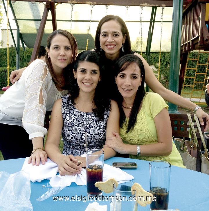 31122012 EN RECEPCIóN.  Laura, Jéssica, Caro e Ivette pasaron gratos momentos en reciente festejo.