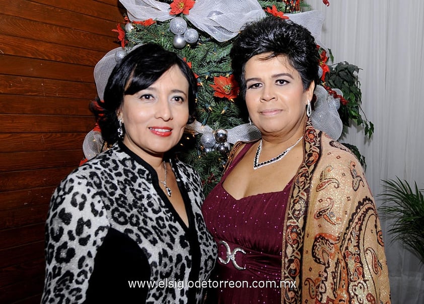 30122012 POSADA.  Alejandra Chávez Pacheco y Gloria Mayela Nava Castillo organizaron la reunión decembrina de excompañeros de la Escuela Normal.