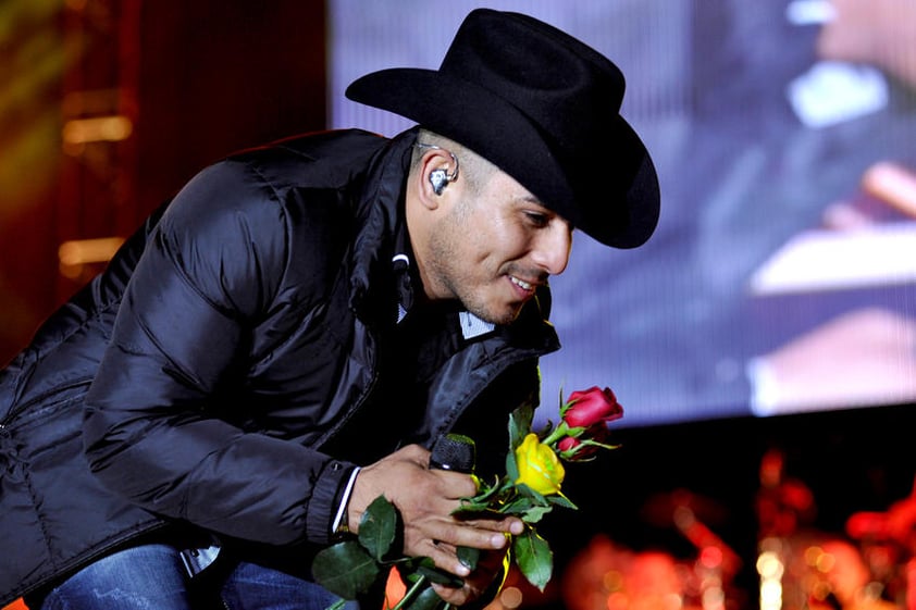 Espinoza Paz fue recibido con flores de algunas fanáticas, que se encontraban desde muy temprano para poder ver desde cerca a su ídolo.