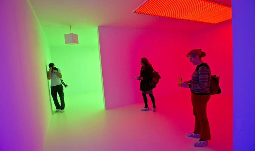 También forma parte de la exposición el venezolano Carlos Cruz-Díez con su instalación "Chromosaturation", iniciada en 1965 y que reproduce entornos artificiales donde una luz coloreada se proyecta sobre los visitantes.