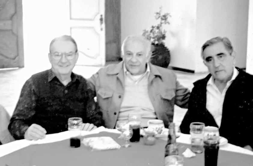 José  Treviño Cueva, Félix Sesma Cerro (f) y Manuel Díaz de León Sandoval, departiendo en la tradicional comida anual de los fierreros hace algunos años.