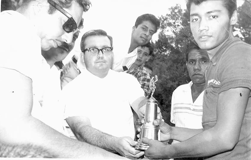 Marco Antonio Contreras Llescas, ganador de una carrera ciclista, el primero de mayo de 1961 en la Alameda Zaragoza. Corredor de las vueltas ciclistas a La Laguna de los años setenta patrocinadas por El Siglo de Torreón.