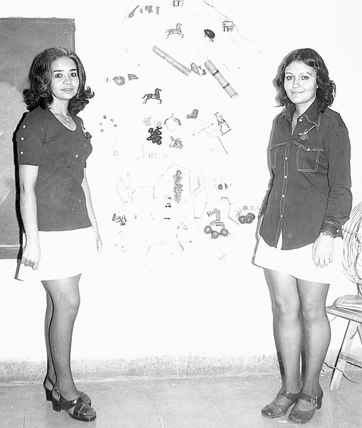 Letty Garza B. y Brenda E. Arias en examen público en el colegio Mijares en los años setenta.