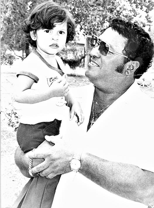 Martha Paloma Zugasti Rodríguez con su papá Raúl Zugasti Reyes en 1984.