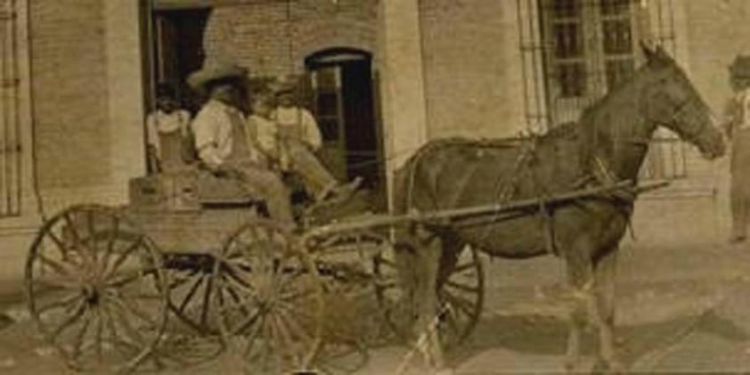 El griego Francisco Giannacopoulos, con su hija Marí­a Elena, sentados sobre el carrito de mula que Salvador Novo veía a diario.  (Archivo de Manuel De la Mora Giannacopoulos).