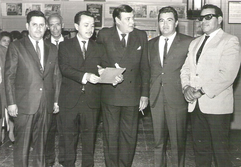 En el Teatro Isauro Martínez, lucen de izquierda a derecha: José León Robles de la Torre, Horacio Gutiérrez Crespo, Salvador Novo, José Rodolfo Mijares Gómez y Libay D´Binion. (Archivo de José Rodolfo Mijares Gómez)