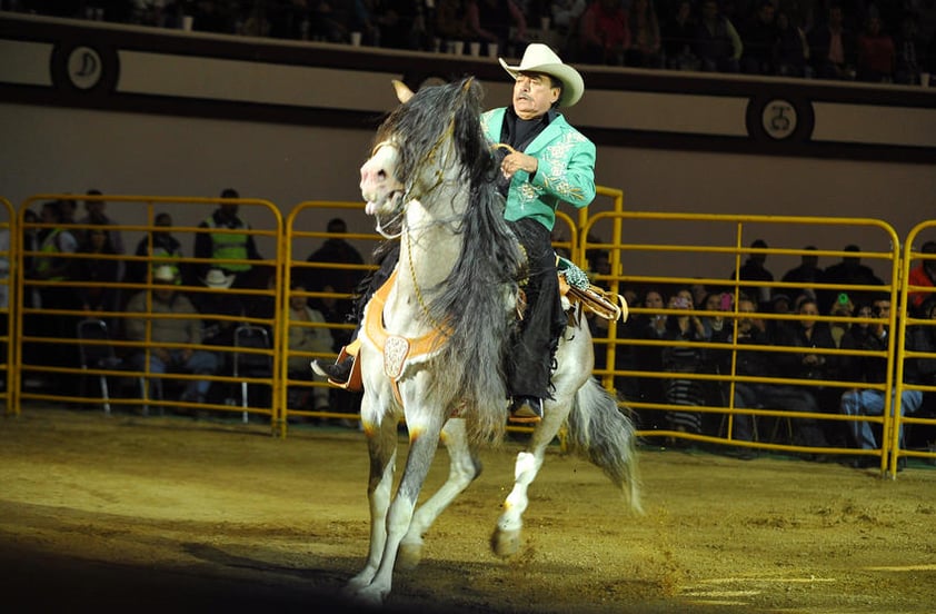 Joan Sebastian inició así el espectáculo con la interpretación de los temas Me Las Escondieron Sus Padres, y su clásico Tatuajes, entre otros más.