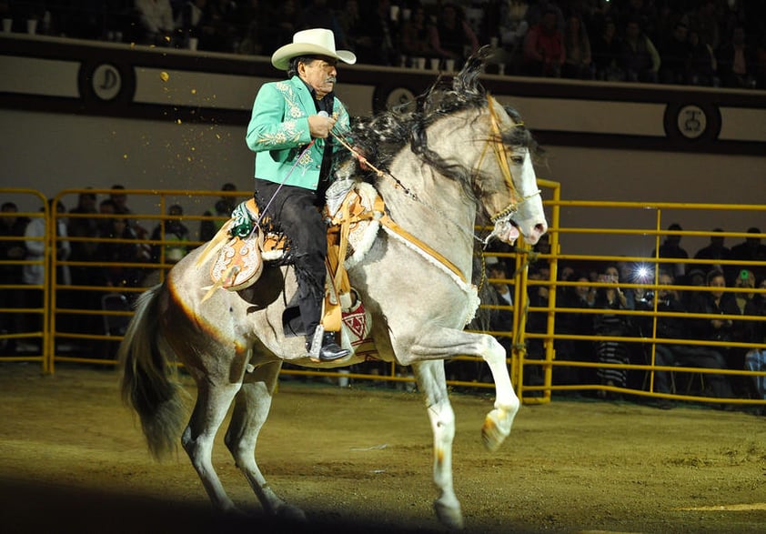 Poco después de las 11 de la noche, "El Huracán del Sur" arribó al ruedo junto a su caballo y ataviado con un pantalón negro, saco verde y sombrero beige, causando así gran emoción entre los asistentes, quienes no paraban de gritar. "Buenas noches Torreón", fueron las palabras con las que el cantautor saludó al público, mientras daba un recorrido por la pista en su caballo.