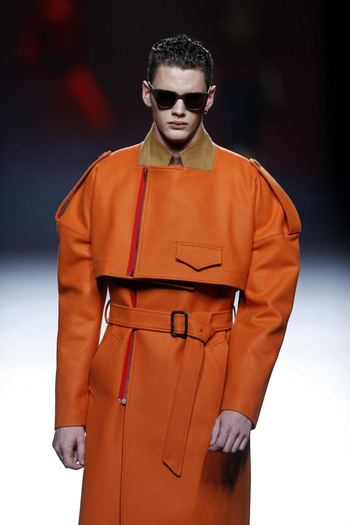 Un modelo luce las creaciones de la diseñadora Ana Locking para la temporada otoño-invierno 2013-2014, el diseño se caracteriza por un color naranja para los hombres durante esta temporada.