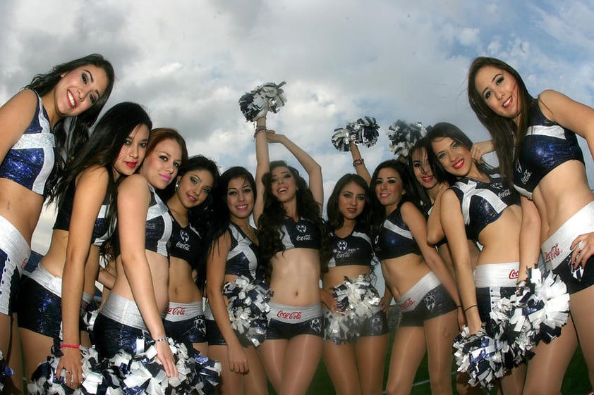 Nos despedimos con las porristas de Rayados saludando a la cámara.