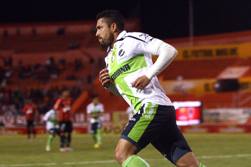 Con una espectacular actuación de Hérculez Gomez, el Santos Laguna venció 3-1 a los Jaguares en Chiapas.